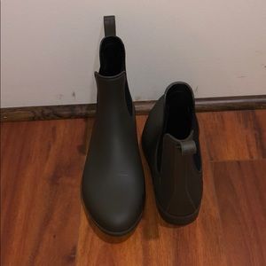 Army green, slightly heeled, ankle boots.